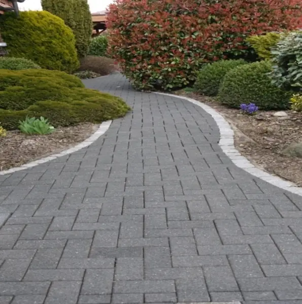 Derselbe Gartenweg nach der Reinigung, Fugen sauber und Belag gleichmäßig