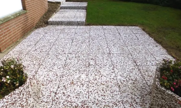 Dieselbe Terrasse nach der Reinigung, Waschbeton wieder hell und fleckenfrei