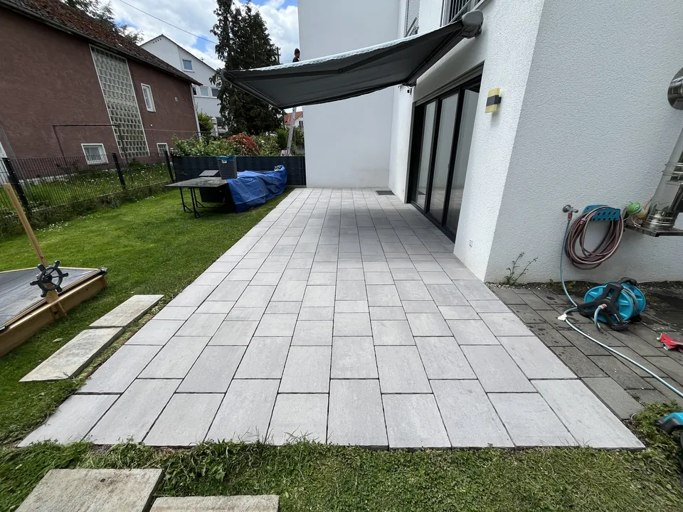 Bad Waldsee, Terrasse aus Betonplatten, nachher