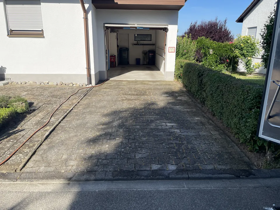 Garageneinfahrt in Bogenweiler vor der Reinigung, mit Algen und Verschmutzung