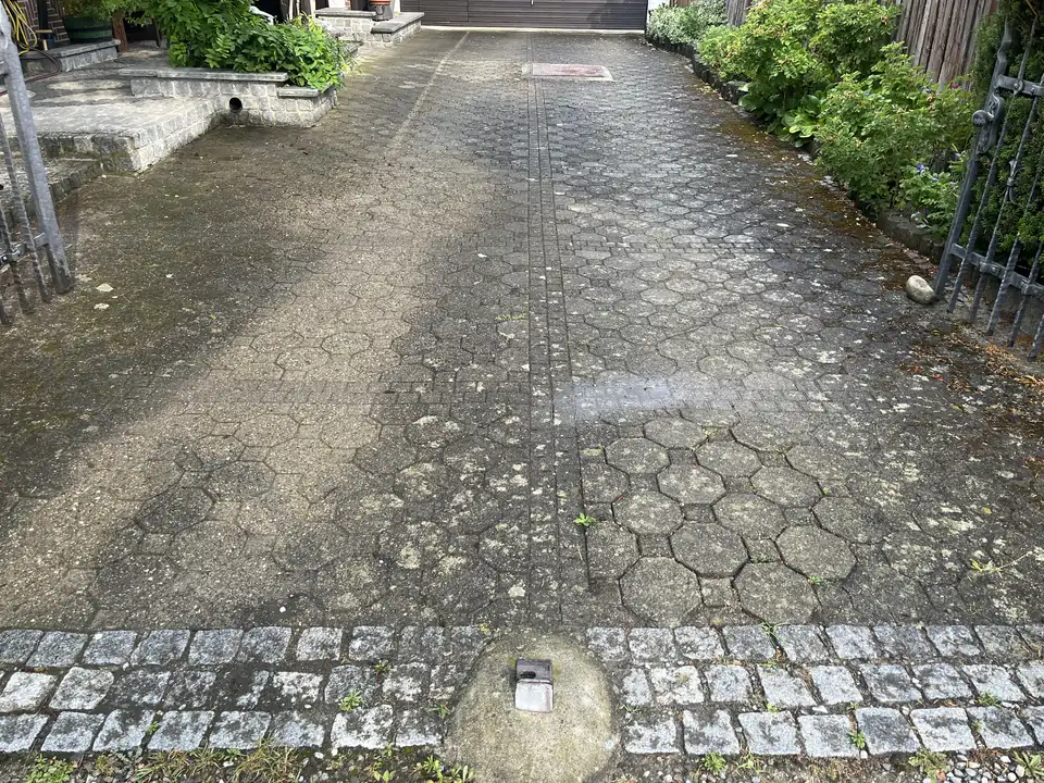Hofeinfahrt aus Achteckpflaster, vorher