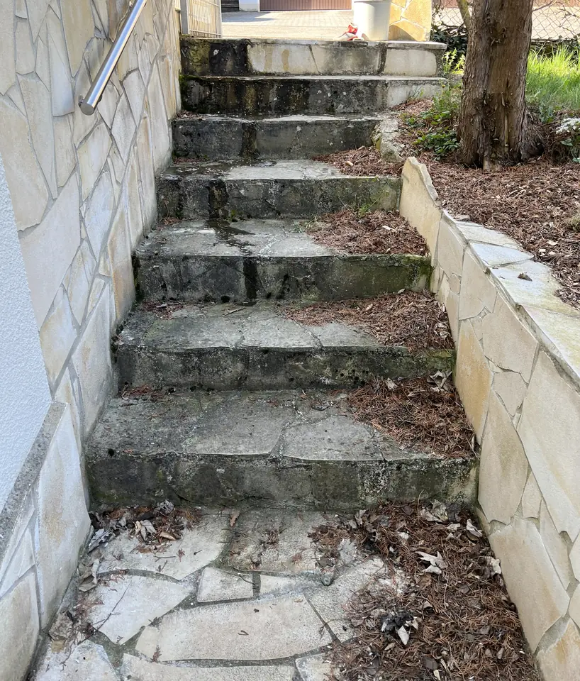 Natursteintreppe aus Polygonalplatten in Laiz: vorher grau, nachher wieder gelb. Hier wurde nur gereinigt., vorher