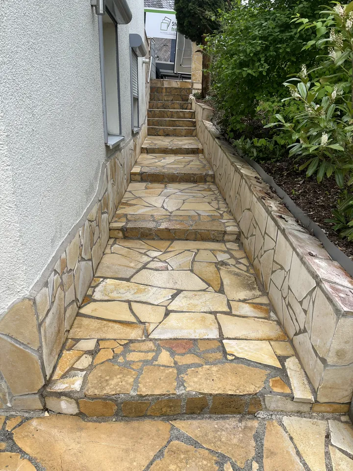 Laiz, Natursteinweg mit Stufen, nur gereinigt, nachher