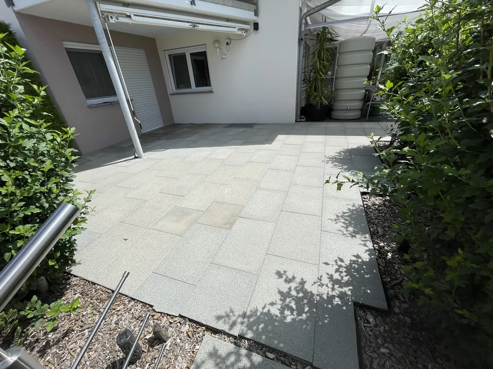 Mochenwangen, Terrasse unter dem Balkon, nachher