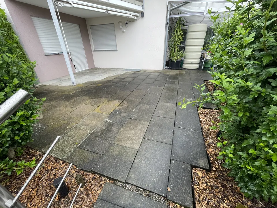 Mochenwangen, Terrasse unter dem Balkon, vorher
