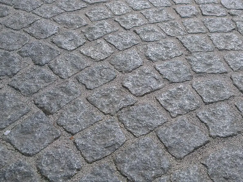 Granitpflaster aus der Nähe mit gefüllten, festen Fugen