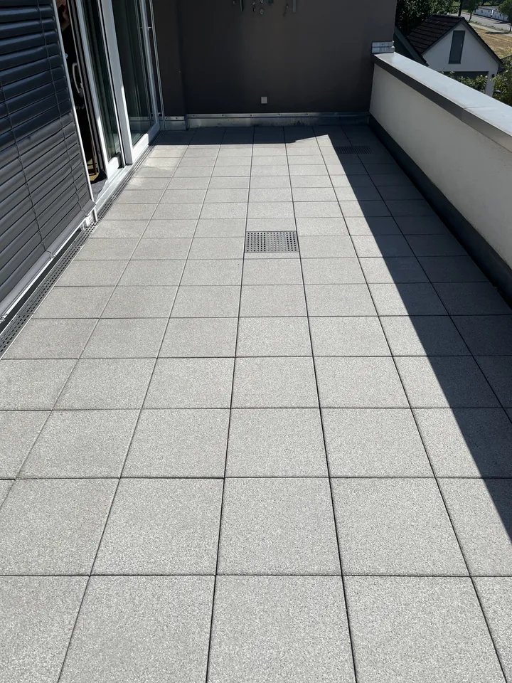 Balkon in Uhldingen-Mühlhofen: vorher dunkle Schlieren von Algen auf den Betonplatten, nachher gleichmäßig hell, nachher