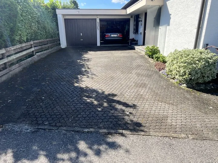 Garageneinfahrt in Baindt vor der Reinigung