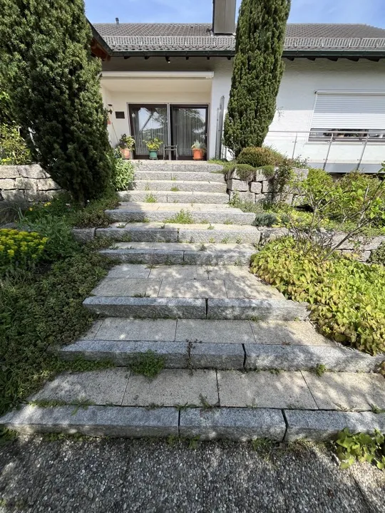 Treppenaufgang in Baindt vor der Reinigung