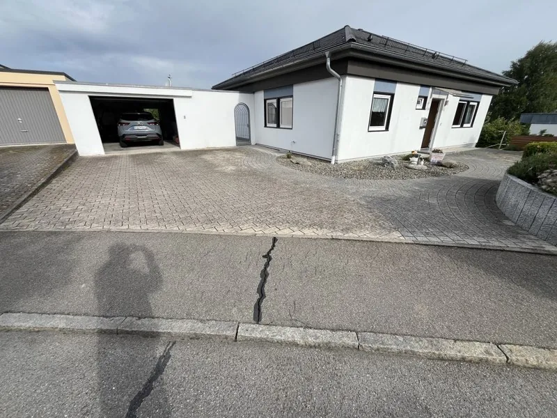 Einfahrt und Vorplatz in Bogenweiler vor der Reinigung