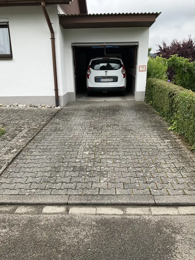 Garageneinfahrt in Bogenweiler vor der Reinigung