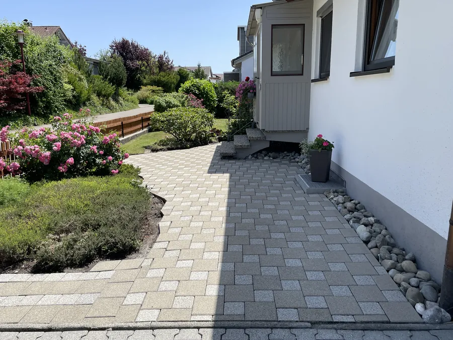 Hauseingang und Vorplatz in Bogenweiler nach der Sanierung