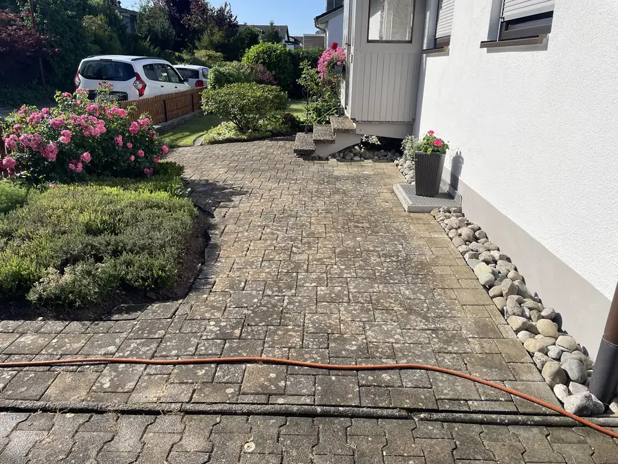 Hauseingang und Vorplatz in Bogenweiler vor der Reinigung