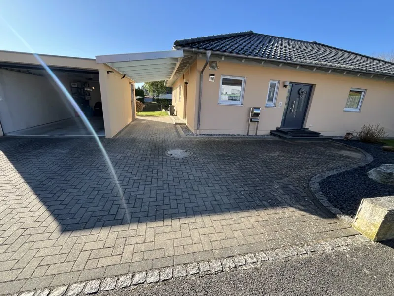 Hofeinfahrt in Hundersingen vor der Reinigung