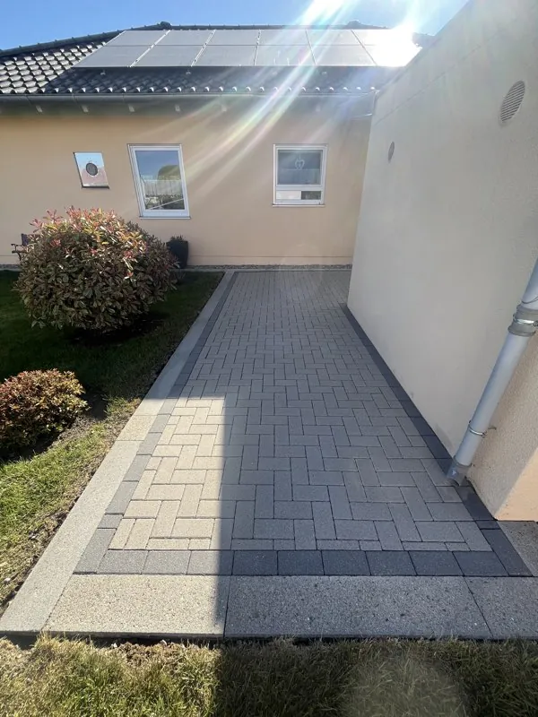Weg an der Hauswand in Hundersingen nach der Sanierung