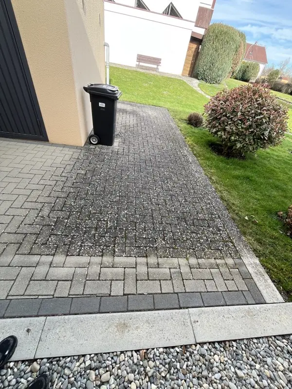 Weg an der Hauswand in Hundersingen vor der Reinigung