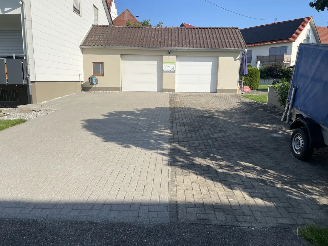 Auffahrt in Moosheim, links die sanierte und veredelte Hälfte in hellem Beige, rechts die unbehandelte Hälfte in Grau