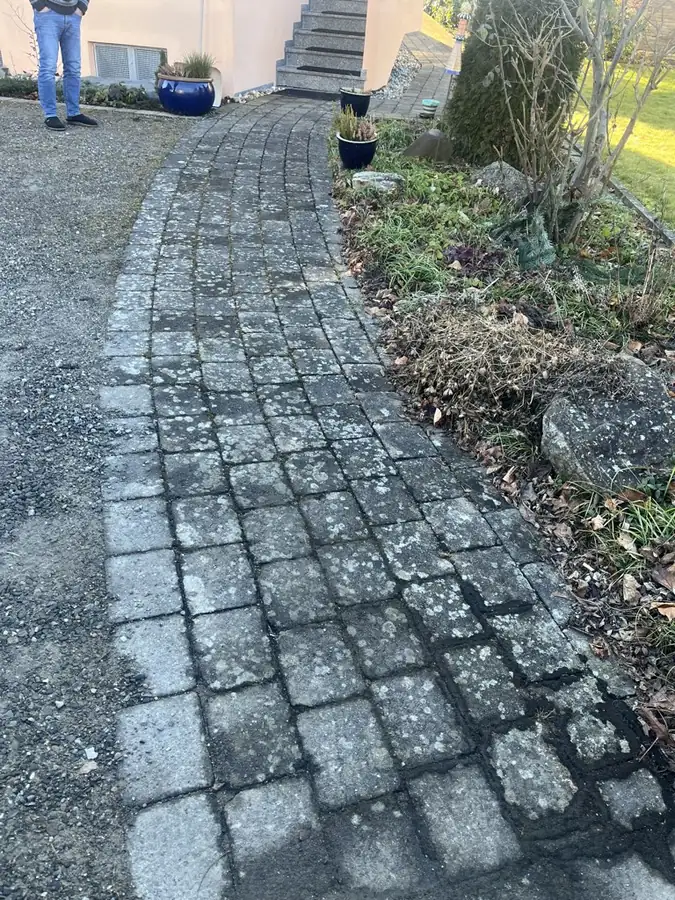 Hauseingang in Wilhelmsdorf vor der Reinigung